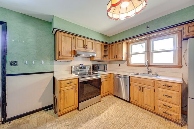 217 Dalton Avenue, Mundelein, IL 60060