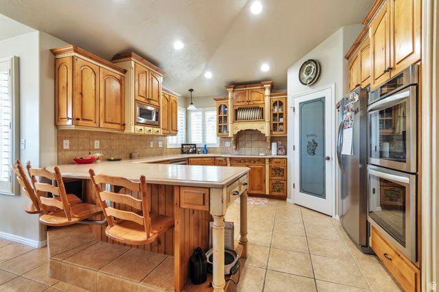 9044 S PINE LAUREL LN, West Jordan, UT 84081