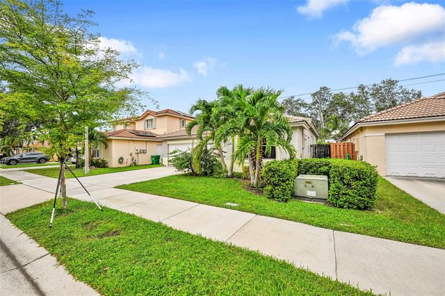 13761 N Garden Cove Circle, Davie, FL 33325
