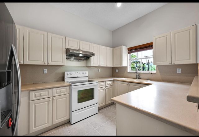 13761 N Garden Cove Circle, Davie, FL 33325