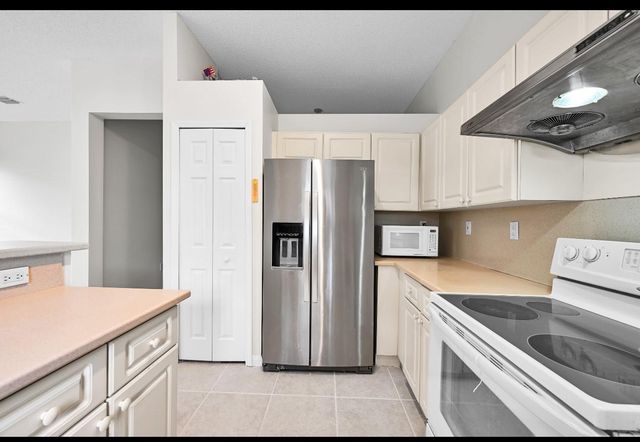 13761 N Garden Cove Circle, Davie, FL 33325