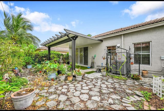 13761 N Garden Cove Circle, Davie, FL 33325