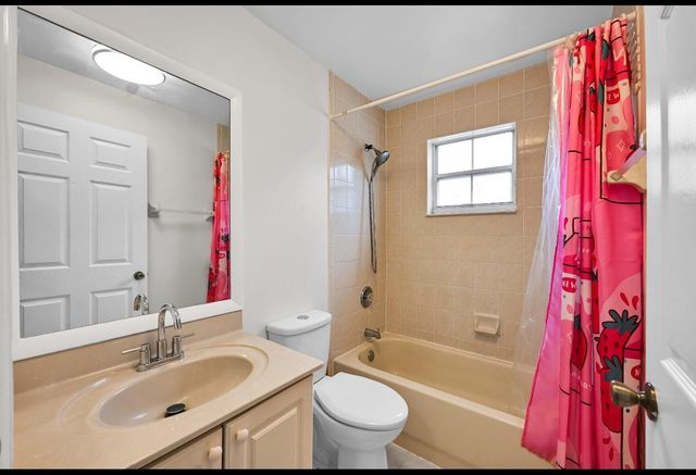 13761 N Garden Cove Circle, Davie, FL 33325