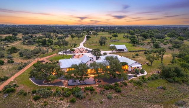 2814 PANTHER HOLLOW DR, Bandera, TX 78003