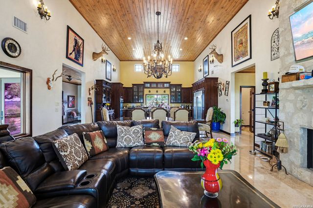 2814 PANTHER HOLLOW DR, Bandera, TX 78003