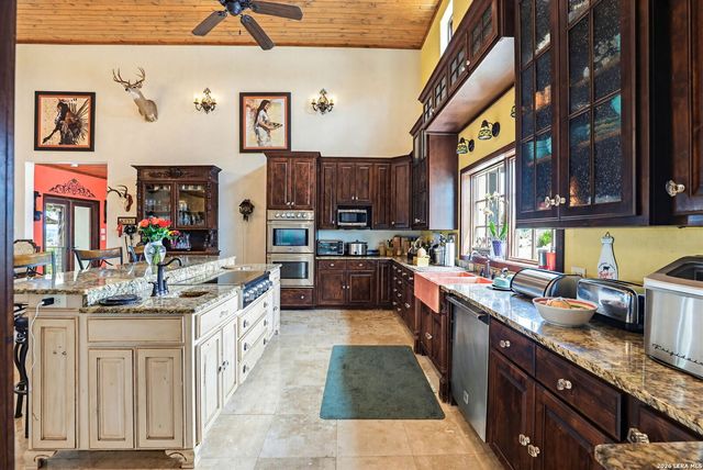 2814 PANTHER HOLLOW DR, Bandera, TX 78003
