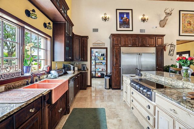 2814 PANTHER HOLLOW DR, Bandera, TX 78003