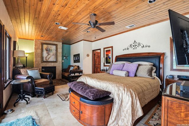 2814 PANTHER HOLLOW DR, Bandera, TX 78003