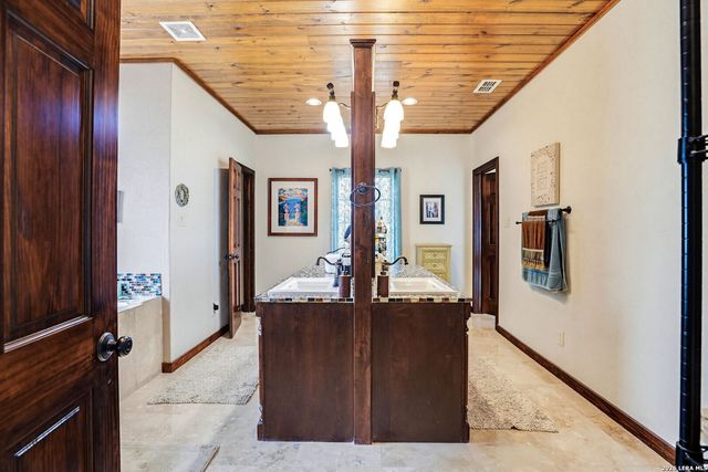 2814 PANTHER HOLLOW DR, Bandera, TX 78003