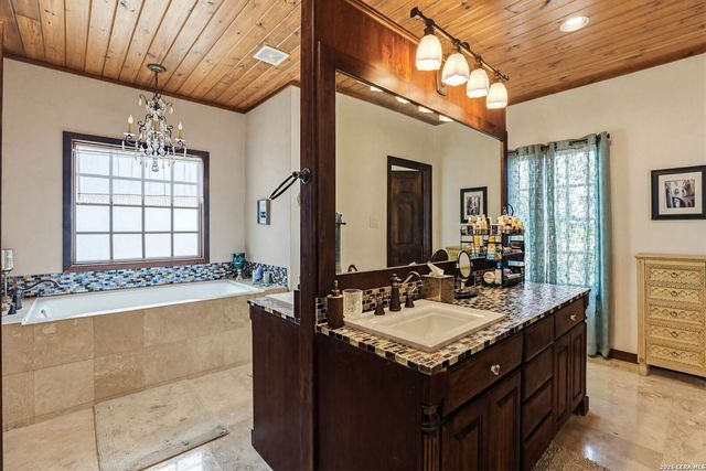 2814 PANTHER HOLLOW DR, Bandera, TX 78003