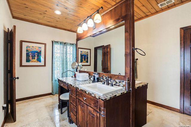 2814 PANTHER HOLLOW DR, Bandera, TX 78003