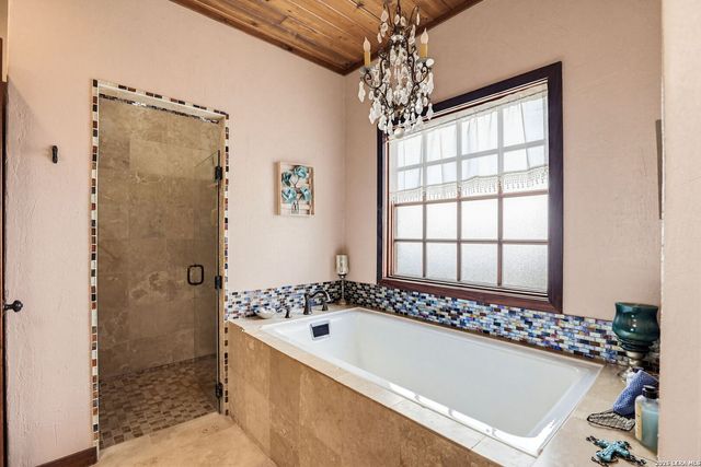 2814 PANTHER HOLLOW DR, Bandera, TX 78003
