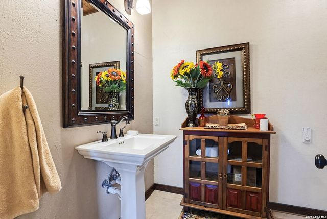 2814 PANTHER HOLLOW DR, Bandera, TX 78003