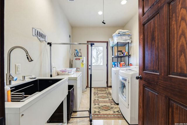 2814 PANTHER HOLLOW DR, Bandera, TX 78003