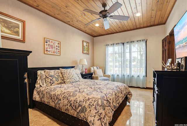 2814 PANTHER HOLLOW DR, Bandera, TX 78003