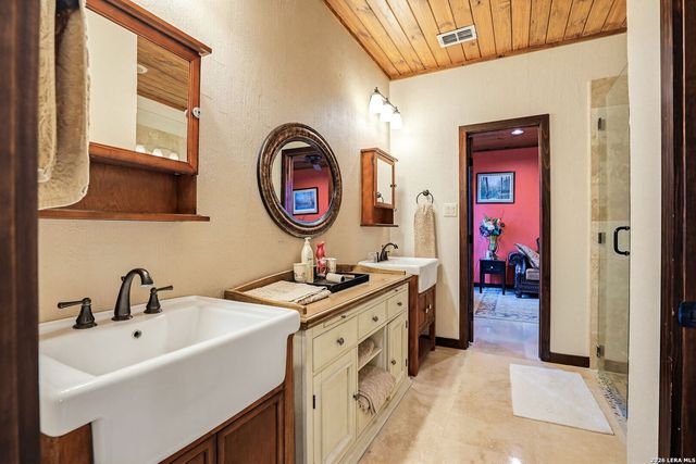 2814 PANTHER HOLLOW DR, Bandera, TX 78003