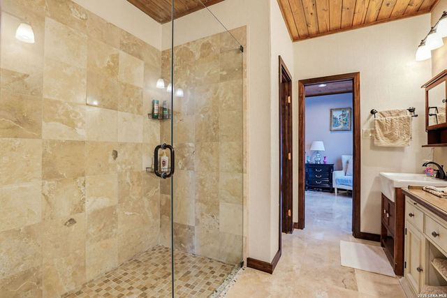 2814 PANTHER HOLLOW DR, Bandera, TX 78003