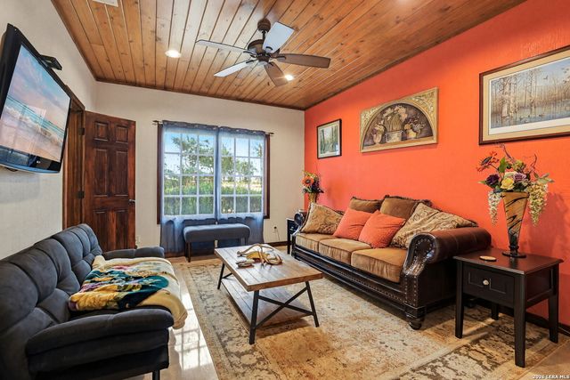 2814 PANTHER HOLLOW DR, Bandera, TX 78003