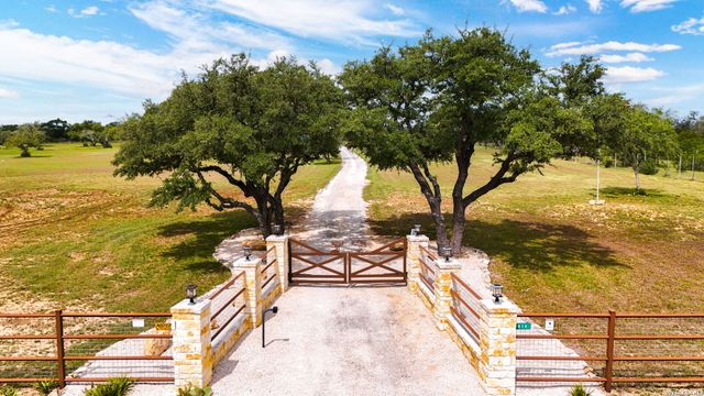 2814 PANTHER HOLLOW DR, Bandera, TX 78003