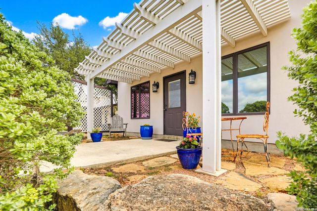 2814 PANTHER HOLLOW DR, Bandera, TX 78003