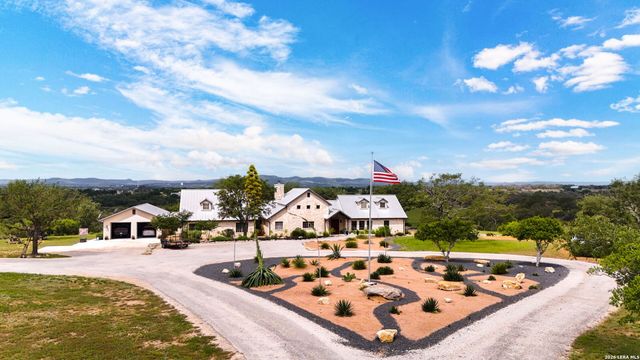 2814 PANTHER HOLLOW DR, Bandera, TX 78003
