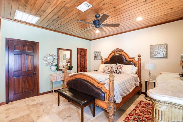2814 PANTHER HOLLOW DR, Bandera, TX 78003