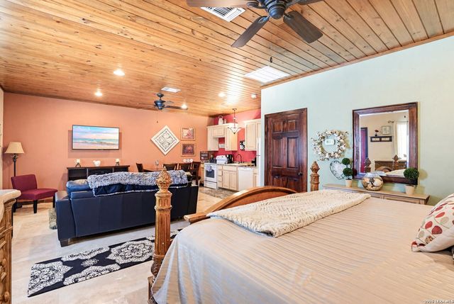 2814 PANTHER HOLLOW DR, Bandera, TX 78003