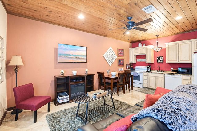 2814 PANTHER HOLLOW DR, Bandera, TX 78003