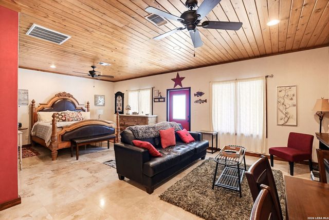 2814 PANTHER HOLLOW DR, Bandera, TX 78003