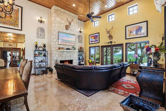 2814 PANTHER HOLLOW DR, Bandera, TX 78003
