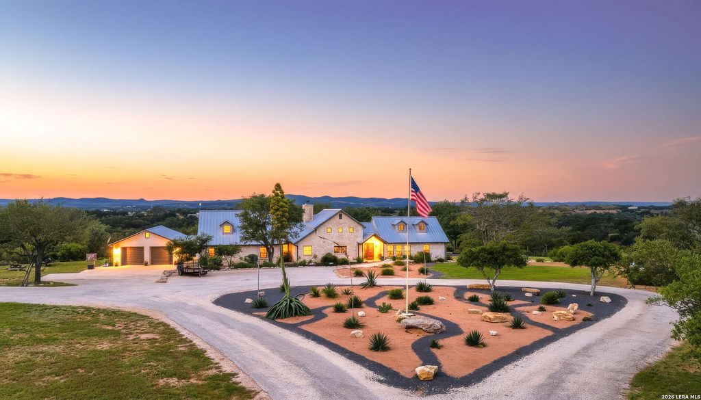 2814 PANTHER HOLLOW DR, Bandera, TX 78003