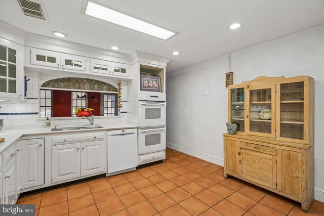 156 N 3RD ST, Philadelphia, PA 19106