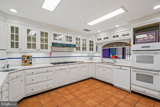 156 N 3RD ST, Philadelphia, PA 19106