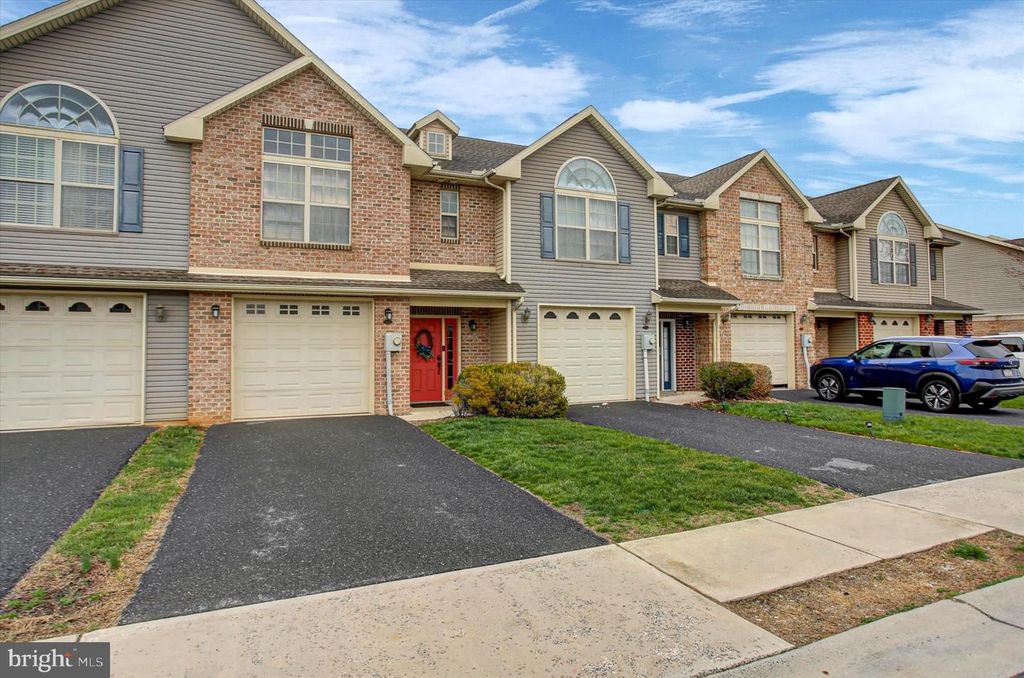2035 POWELL DR, Chambersburg, PA 17201