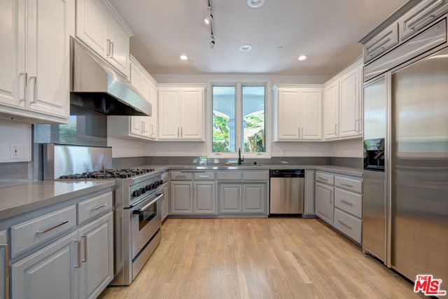 858 N WEST KNOLL Drive, West Hollywood, CA 90069