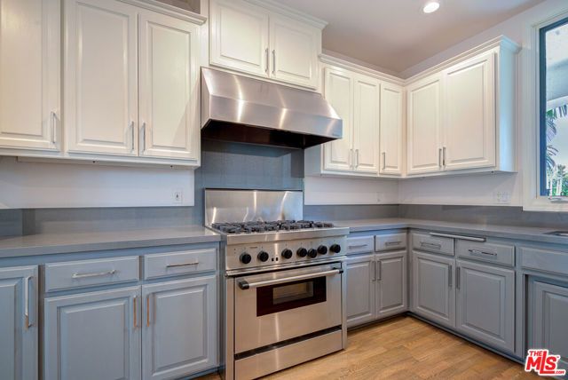 858 N WEST KNOLL Drive, West Hollywood, CA 90069