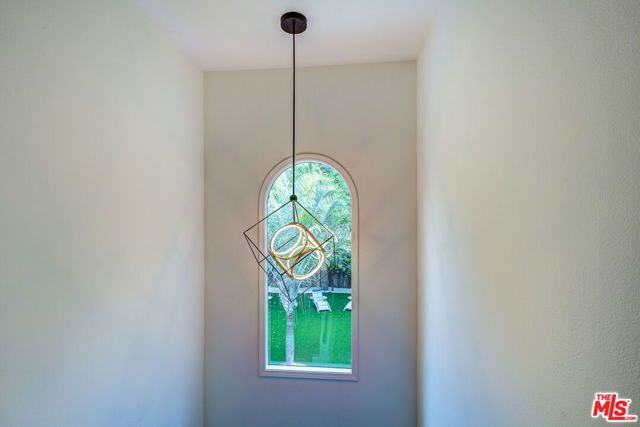 858 N WEST KNOLL Drive, West Hollywood, CA 90069