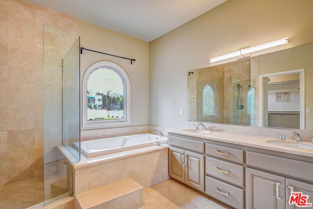 858 N WEST KNOLL Drive, West Hollywood, CA 90069