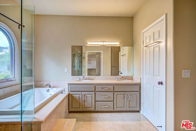 858 N WEST KNOLL Drive, West Hollywood, CA 90069