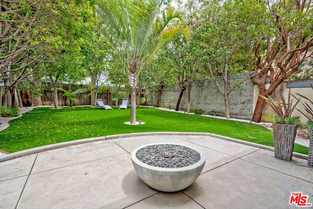 858 N WEST KNOLL Drive, West Hollywood, CA 90069