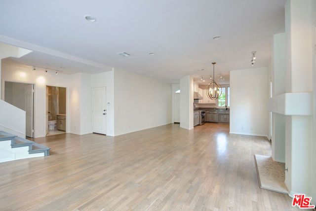 858 N WEST KNOLL Drive, West Hollywood, CA 90069