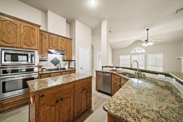 1915 Stable Stone Lane, Pearland, TX 77581