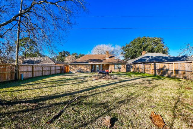 68 Alexander Court, Angleton, TX 77515