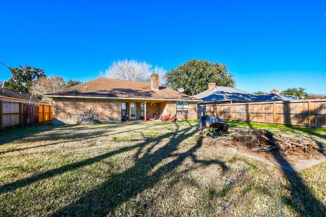 68 Alexander Court, Angleton, TX 77515