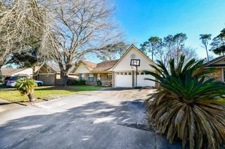 68 Alexander Court, Angleton, TX 77515