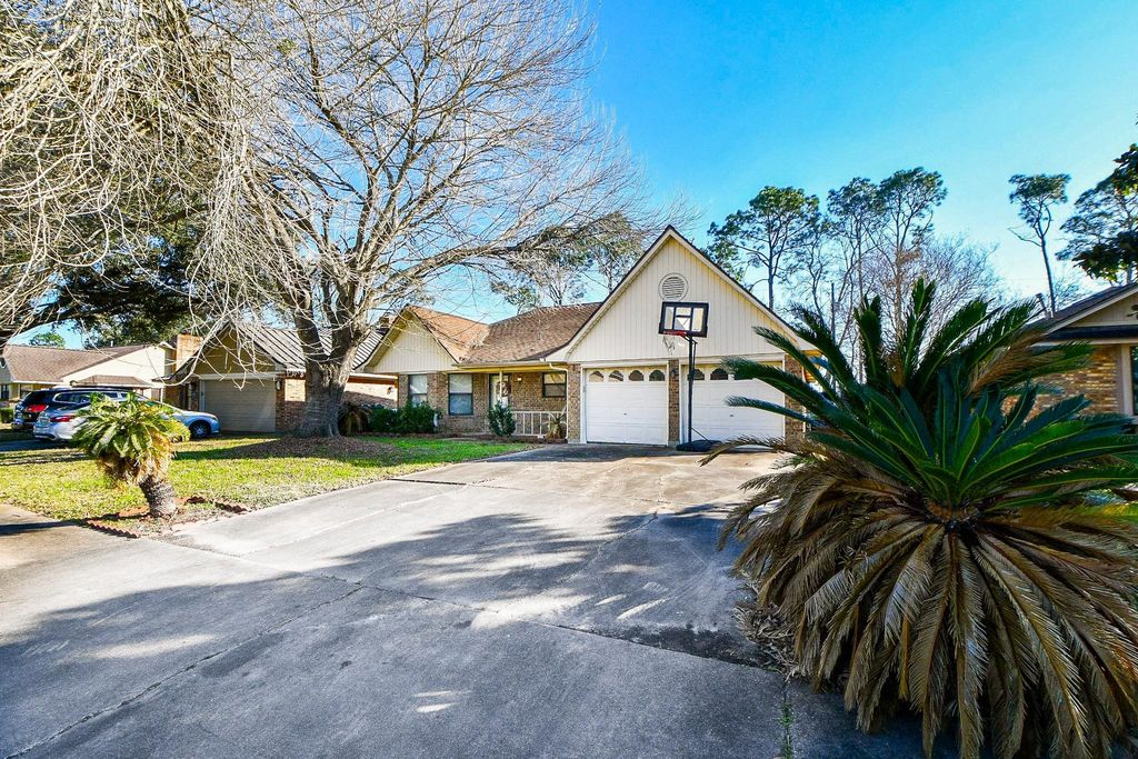 68 Alexander Court, Angleton, TX 77515