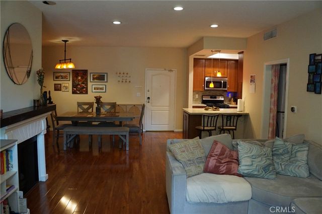 11225 Peach Grove Street 202, North Hollywood, CA 91601