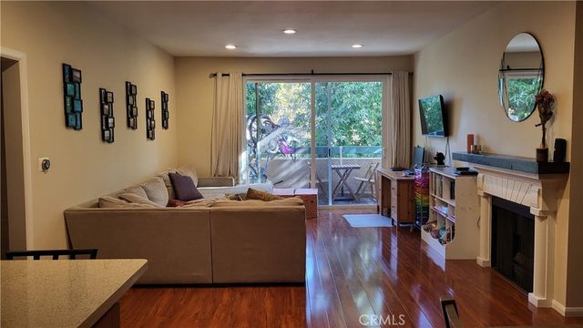 11225 Peach Grove Street 202, North Hollywood, CA 91601