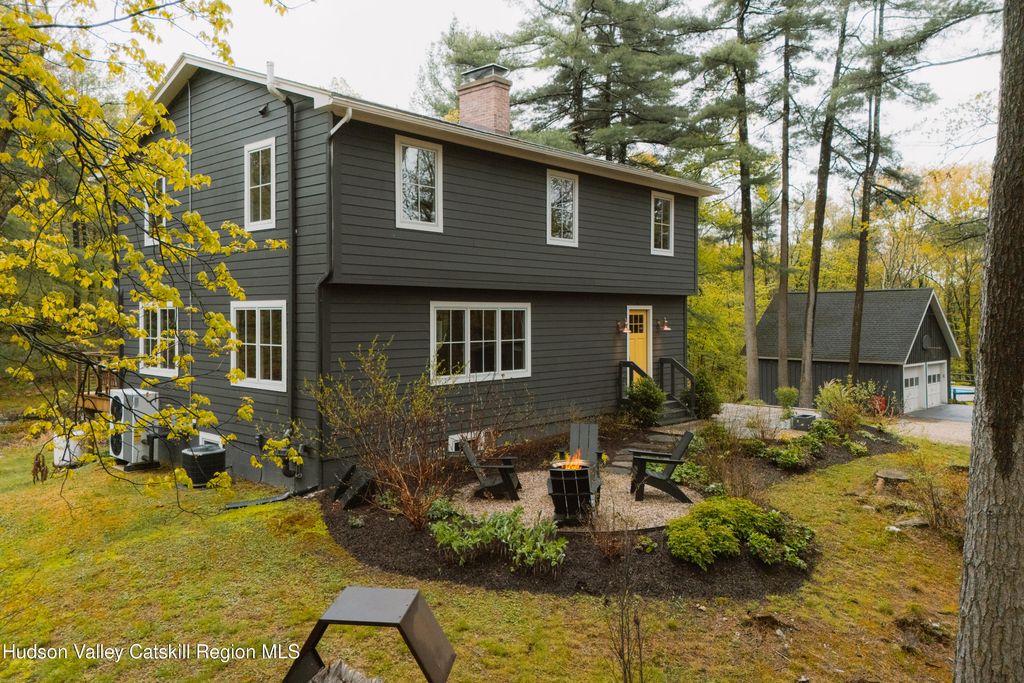 378 Browns Pond Road, Staatsburg, NY 12580