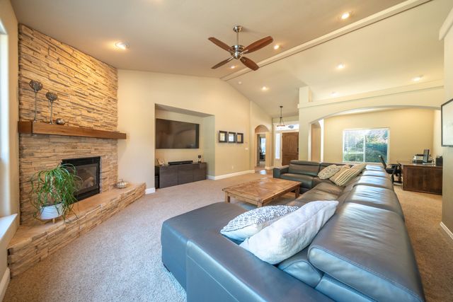 3200 Miramar Way, Redding, CA 96001